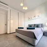 Elysia Park B6 - 2br With Sunny Balcony, Pool, Gym, Free Parking Apartament