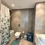 Elysia Park B6 - 2br With Sunny Balcony, Pool, Gym, Free Parking Apartament *
