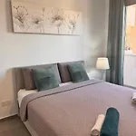 Elysia Park B6 - 2br With Sunny Balcony, Pool, Gym, Free Parking Apartament