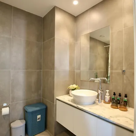 Elysia Park 6 - 2br With Sunny Balcony, Pool, Gym, Free Parking *