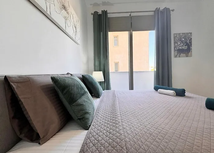 Elysia Park B6 - 2br With Sunny Balcony, Pool, Gym, Free Parking Paphos