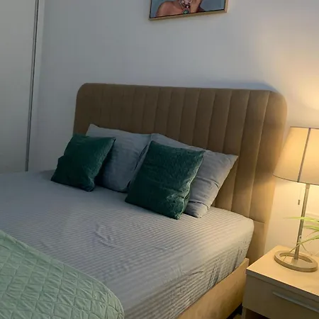 Stylish 2br With Balcony, Pool, Gym, Free Parking At Elysia Park S6 פאפוס