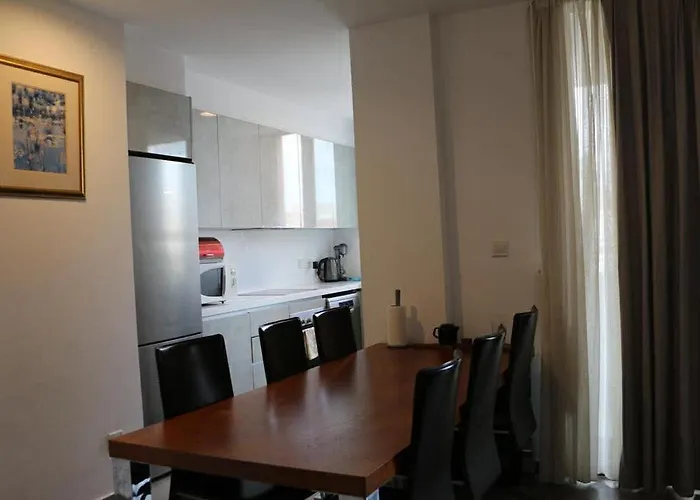 Stylish 2br With Balcony, Pool, Gym, Free Parking At Elysia Park S6 פאפוס