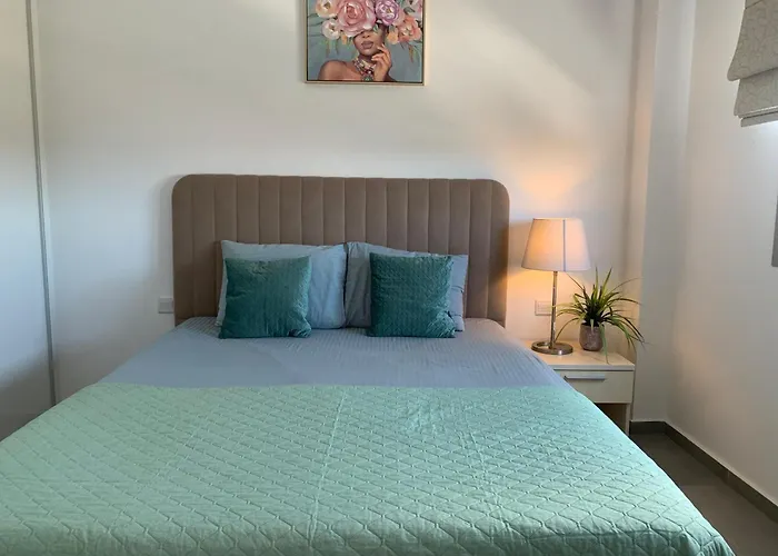 Stylish 2br With Balcony, Pool, Gym, Free Parking At Elysia Park S6 דירה פאפוס